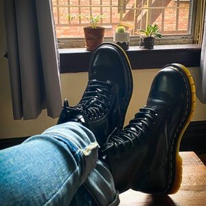 Meet your Posher, Mona